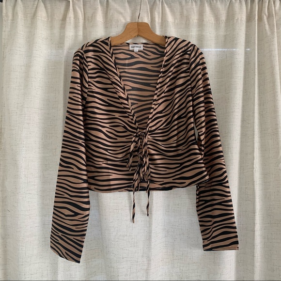 SUPERDOWN revolve silky tiger stripe tie front top - Picture 3 of 5